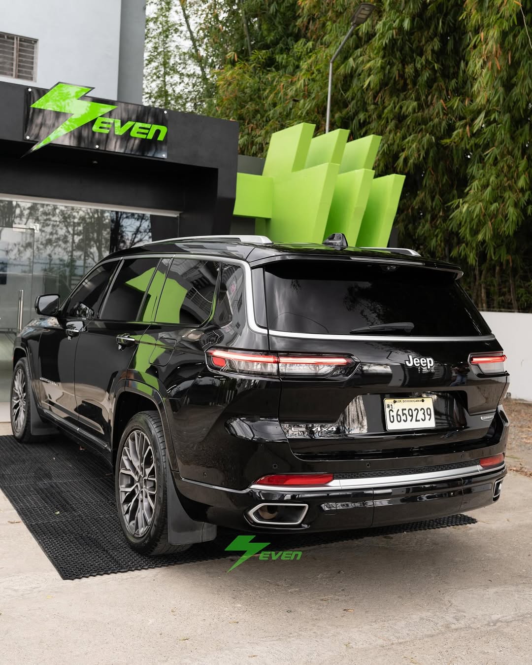 Jeep Grand Cherokee Summit 2023